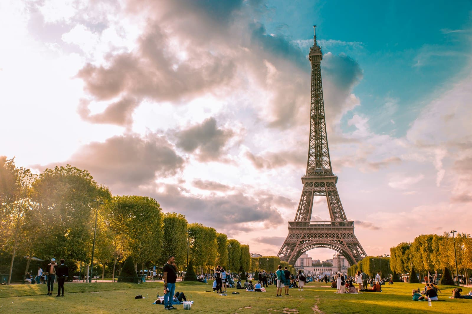 Des visiteurs au pied de la tour Eiffel