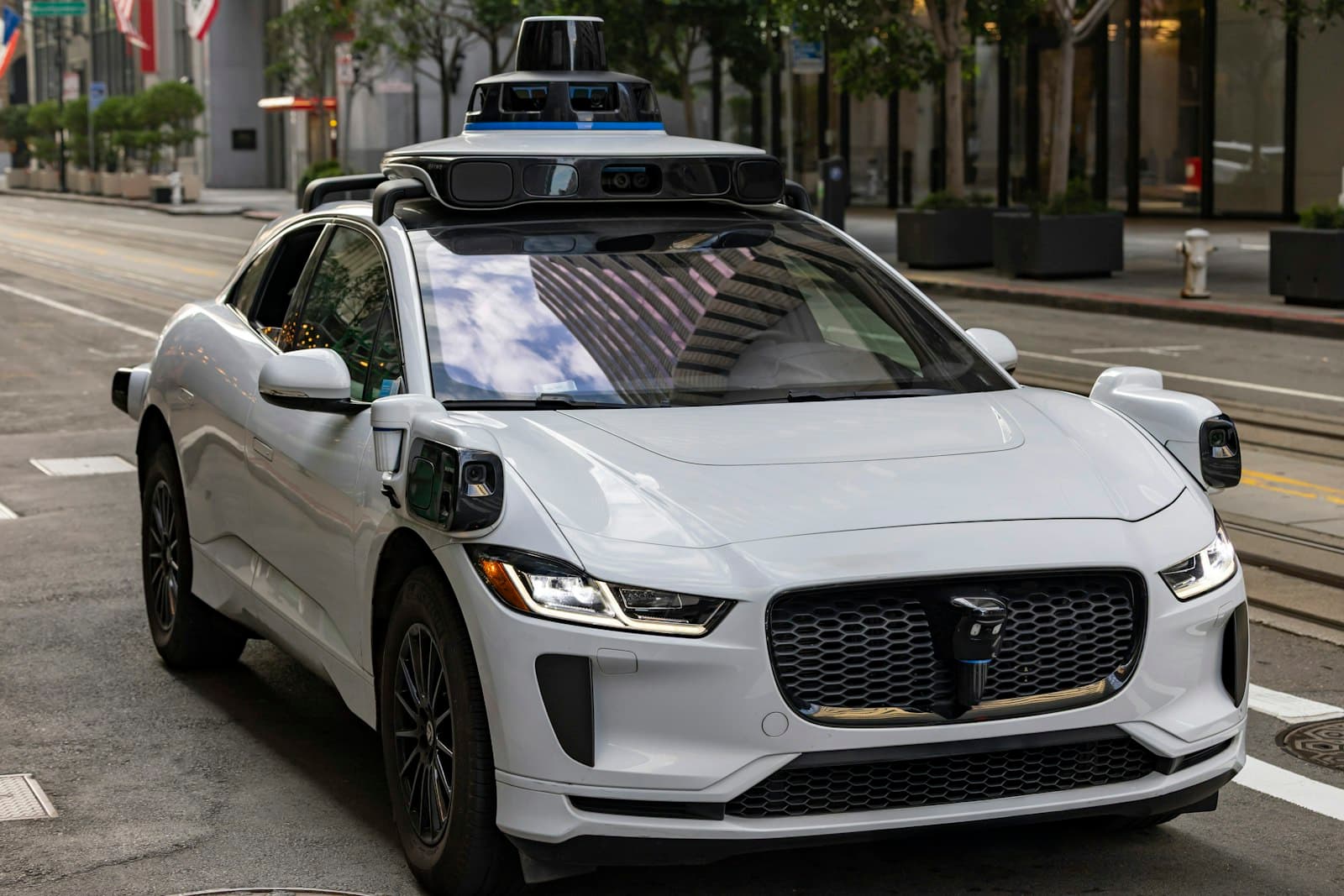 Une voiture autonome dans une rue
