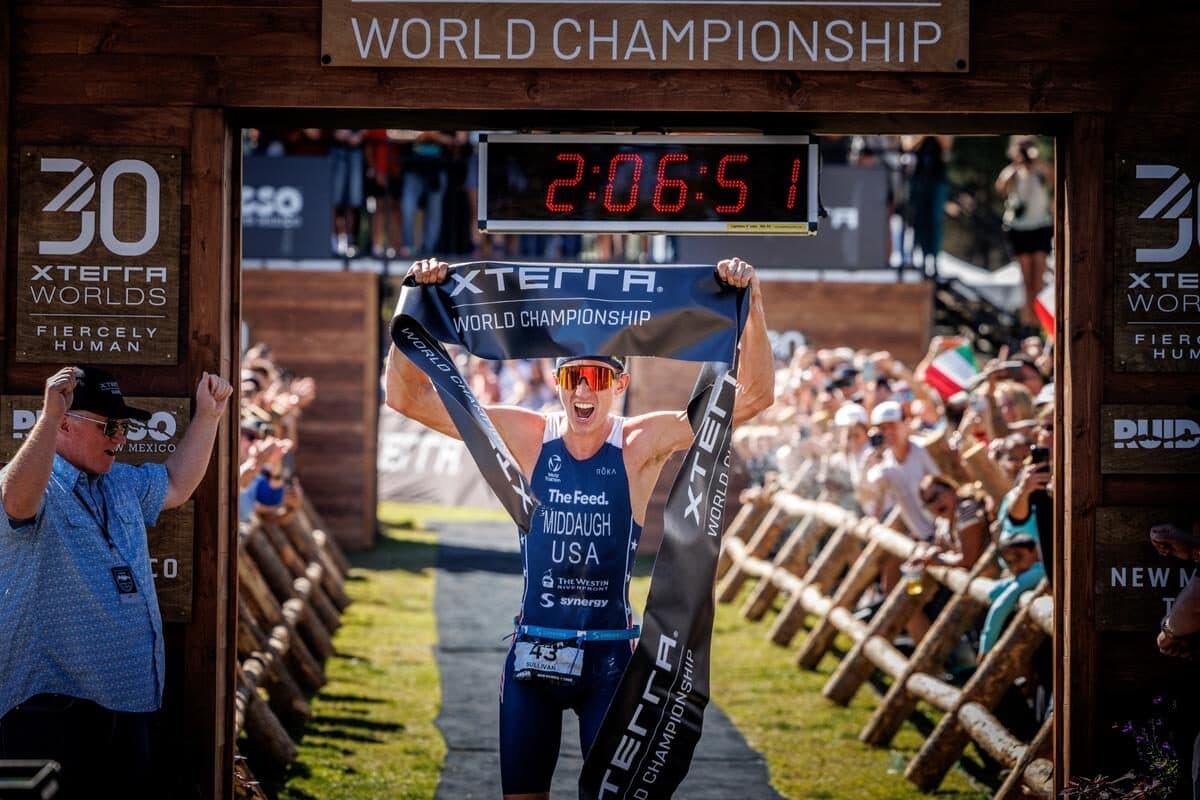 Alizée Patiès franchit la ligne d’arrivée des championnats du monde XTERRA