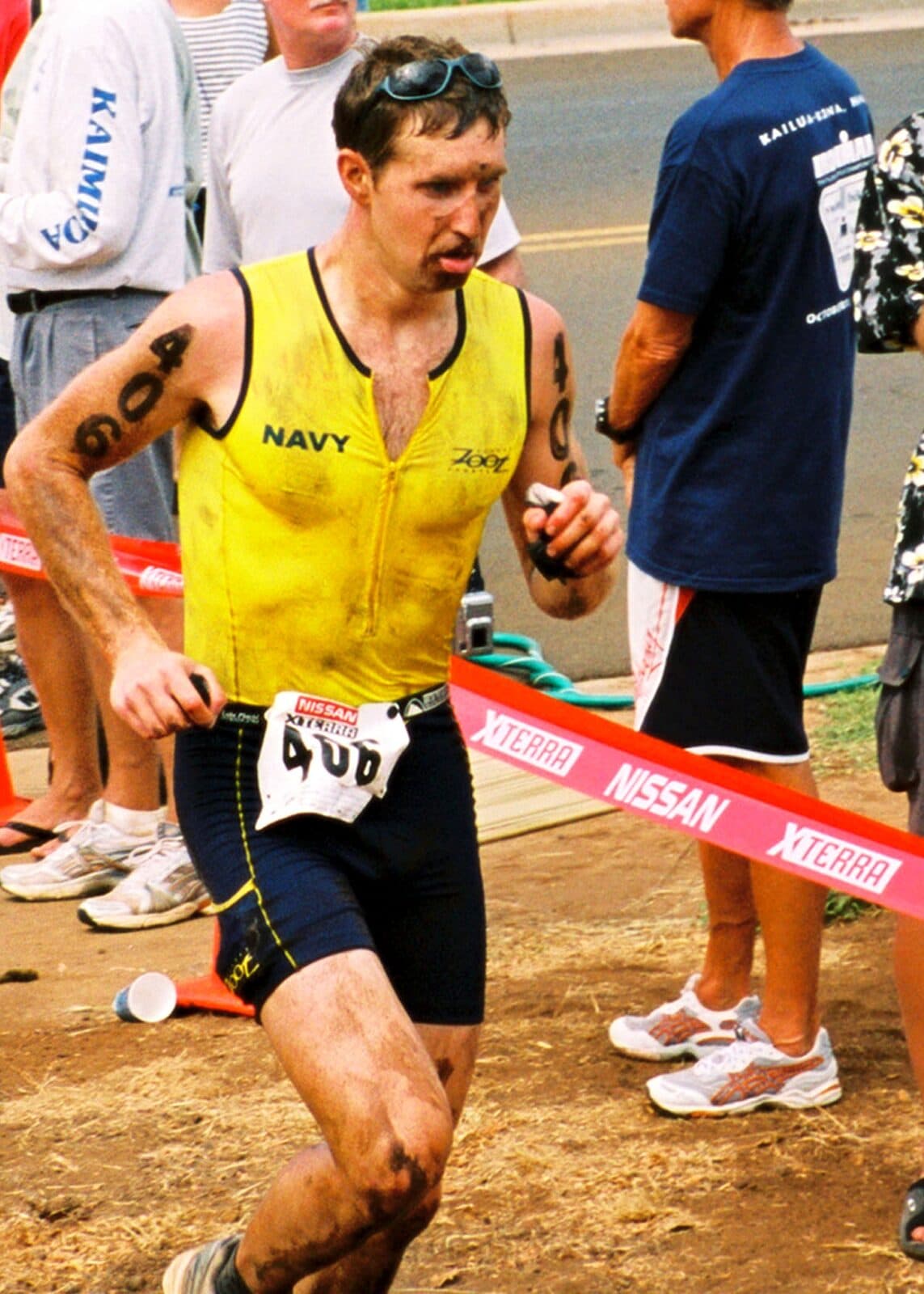 Un triathlète en course à pied lors d’un XTERRA