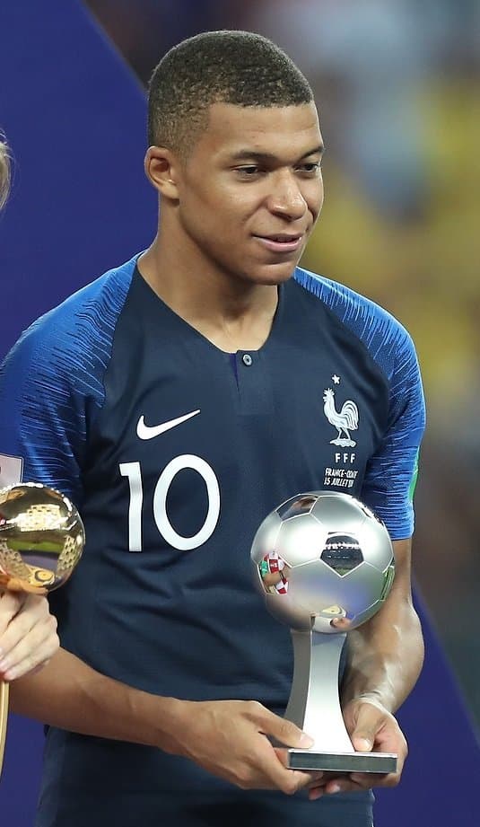 Kylian Mbappé avec le trophée du meilleur jeune joueur du Mondial 2018