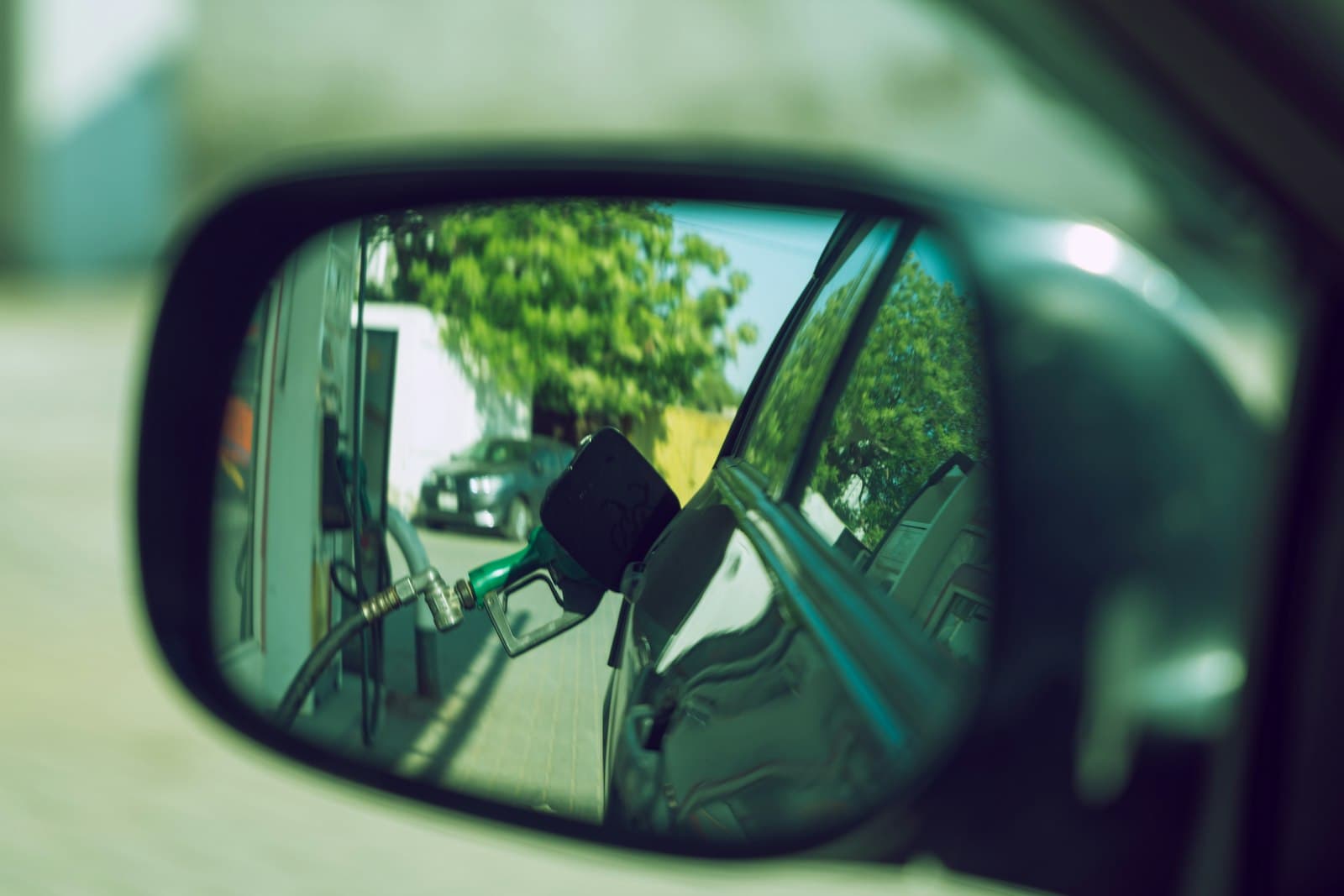 Un plein de carburant vu dans le rétroviseur d’une voiture