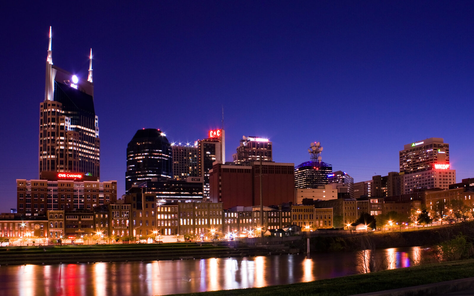 Skyline de Nashville la nuit sur la Cumberland