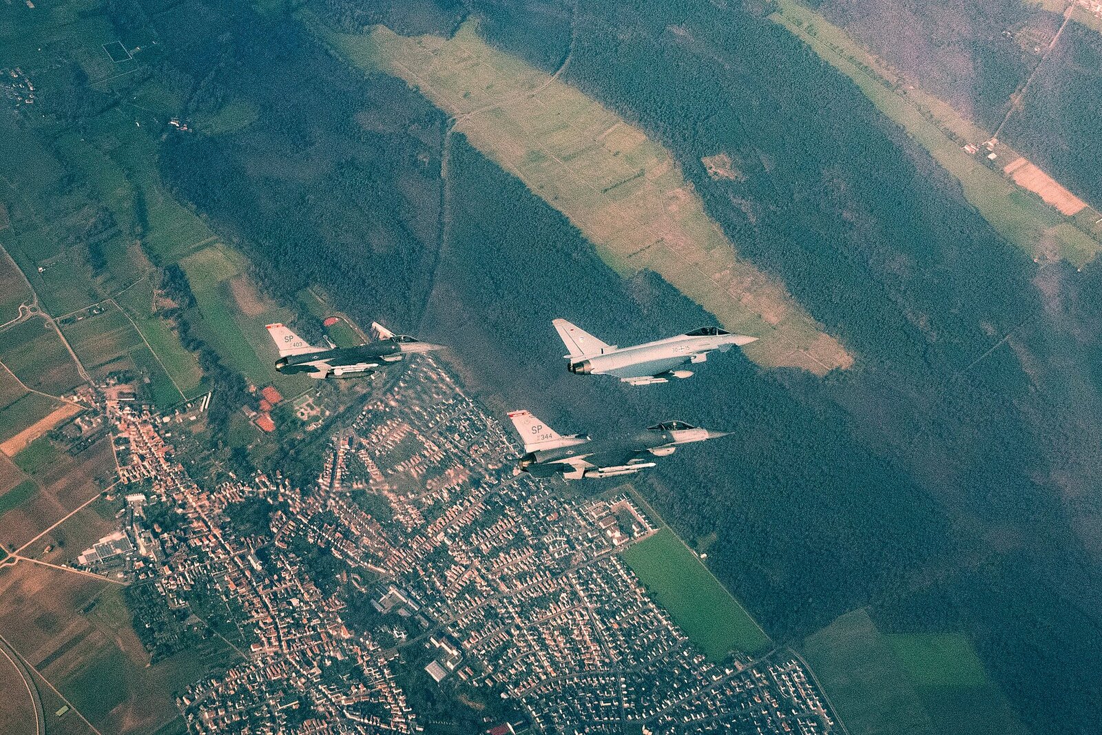 Eurofighter allemand en formation avec deux F-16 américains au-dessus de l’Allemagne