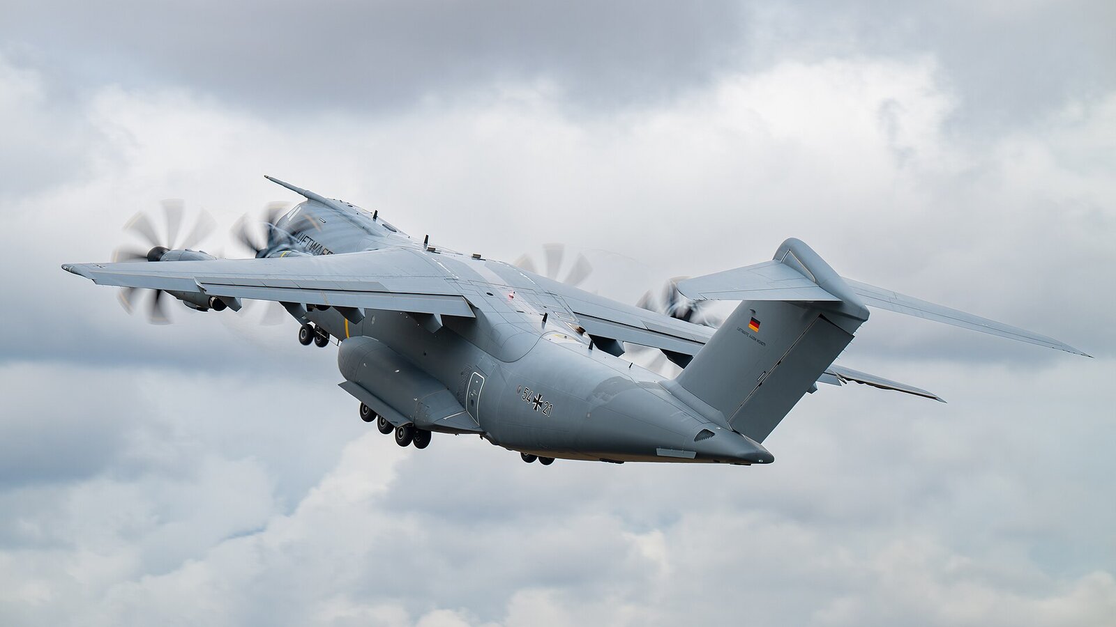 Airbus A400M de la Luftwaffe au sol lors d’un salon aéronautique