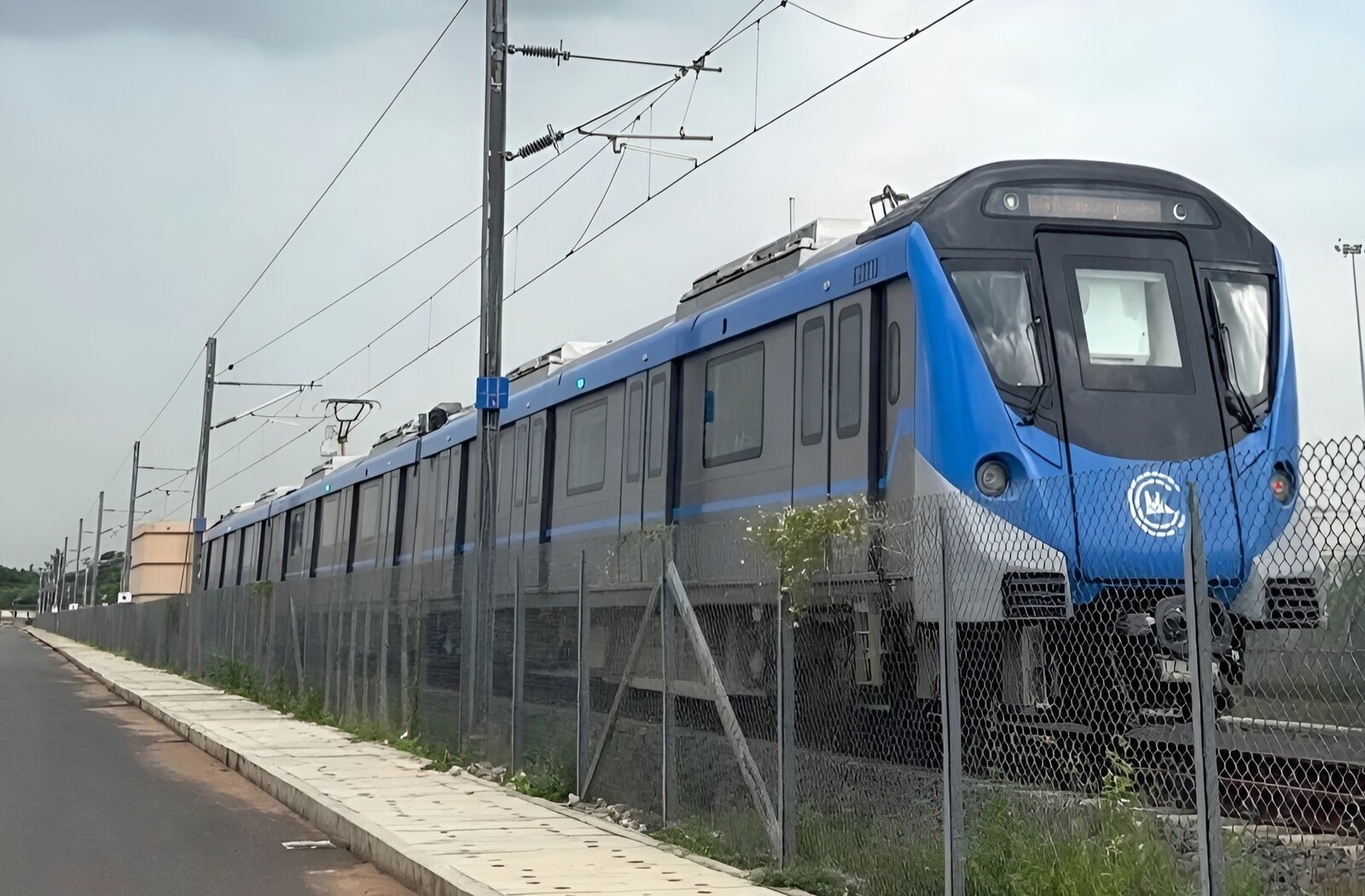 Rame Metropolis phase II du métro de Chennai vue de côté derrière une clôture