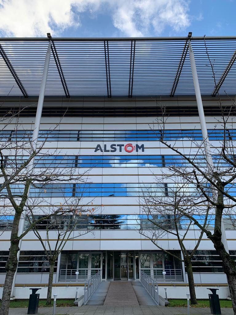 Façade du siège social d’Alstom avec le logo du groupe