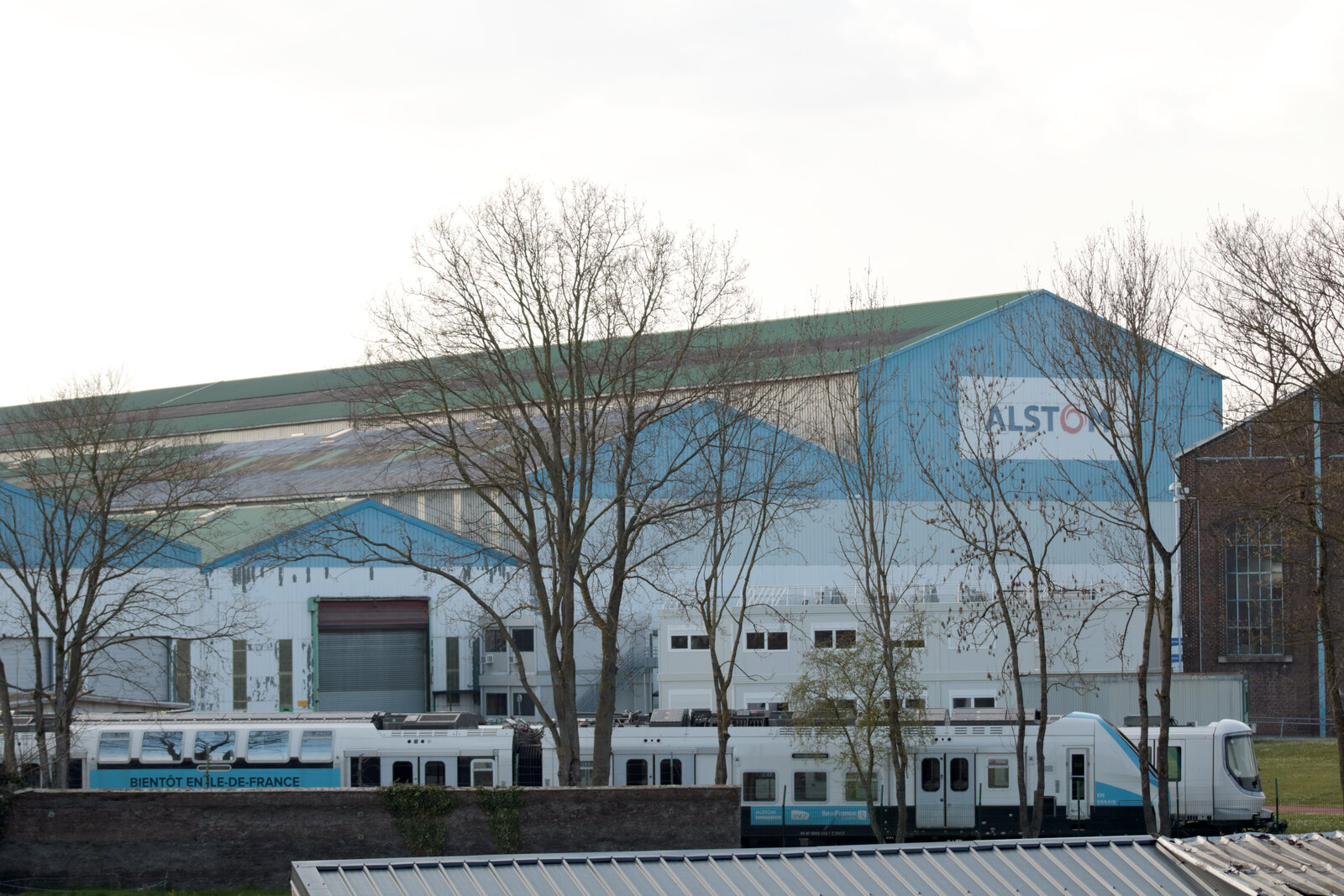 Rame Alstom devant l’usine de Petite-Forêt en France