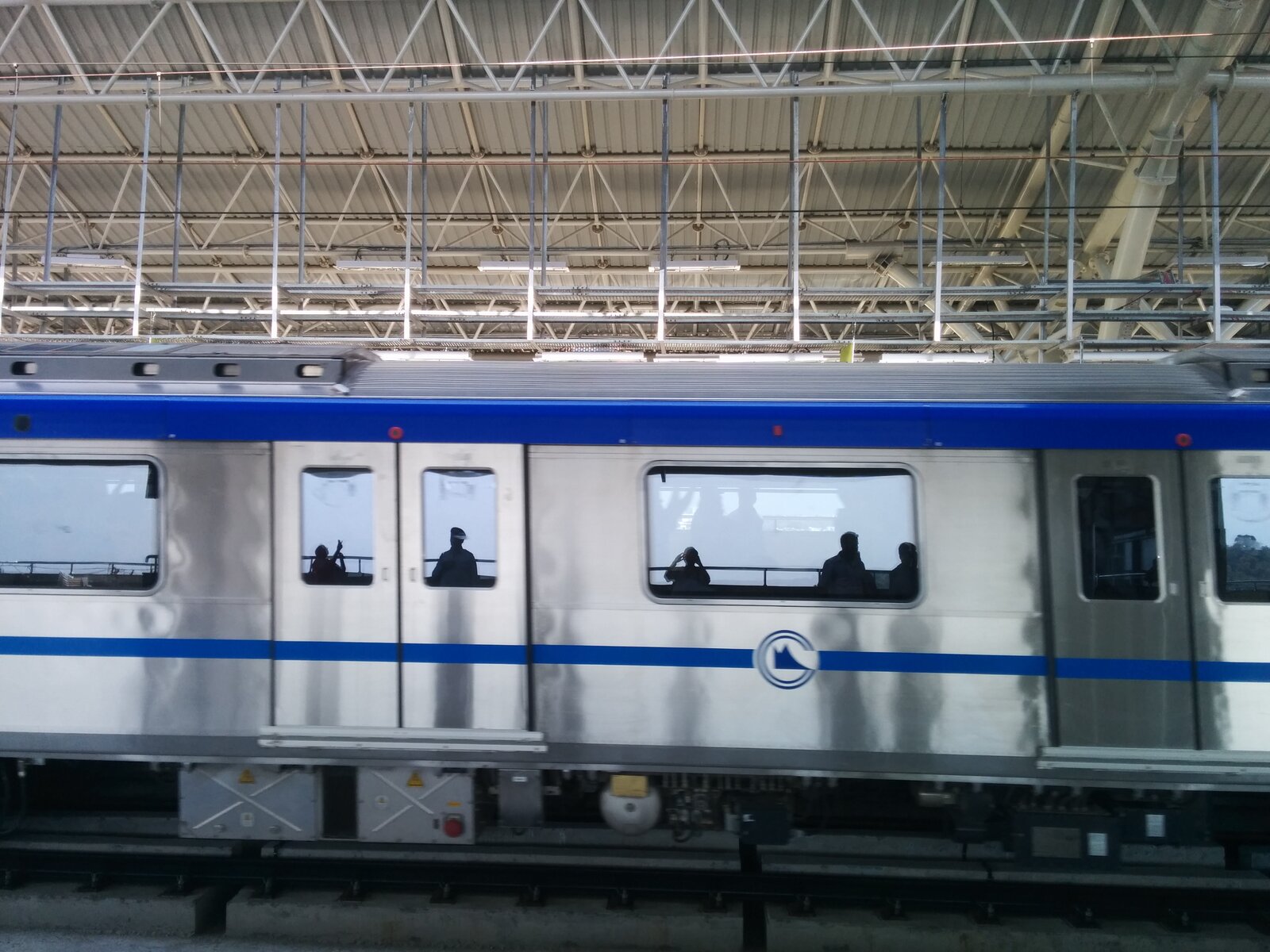 Côté d’une rame Alstom Metropolis à la station Alandur de Chennai