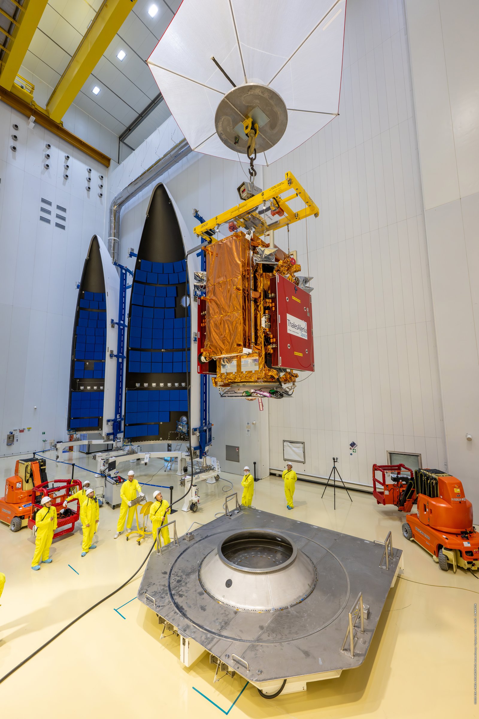 Satellite Sentinel-1D descendu sur l’adaptateur de lancement Ariane 6
