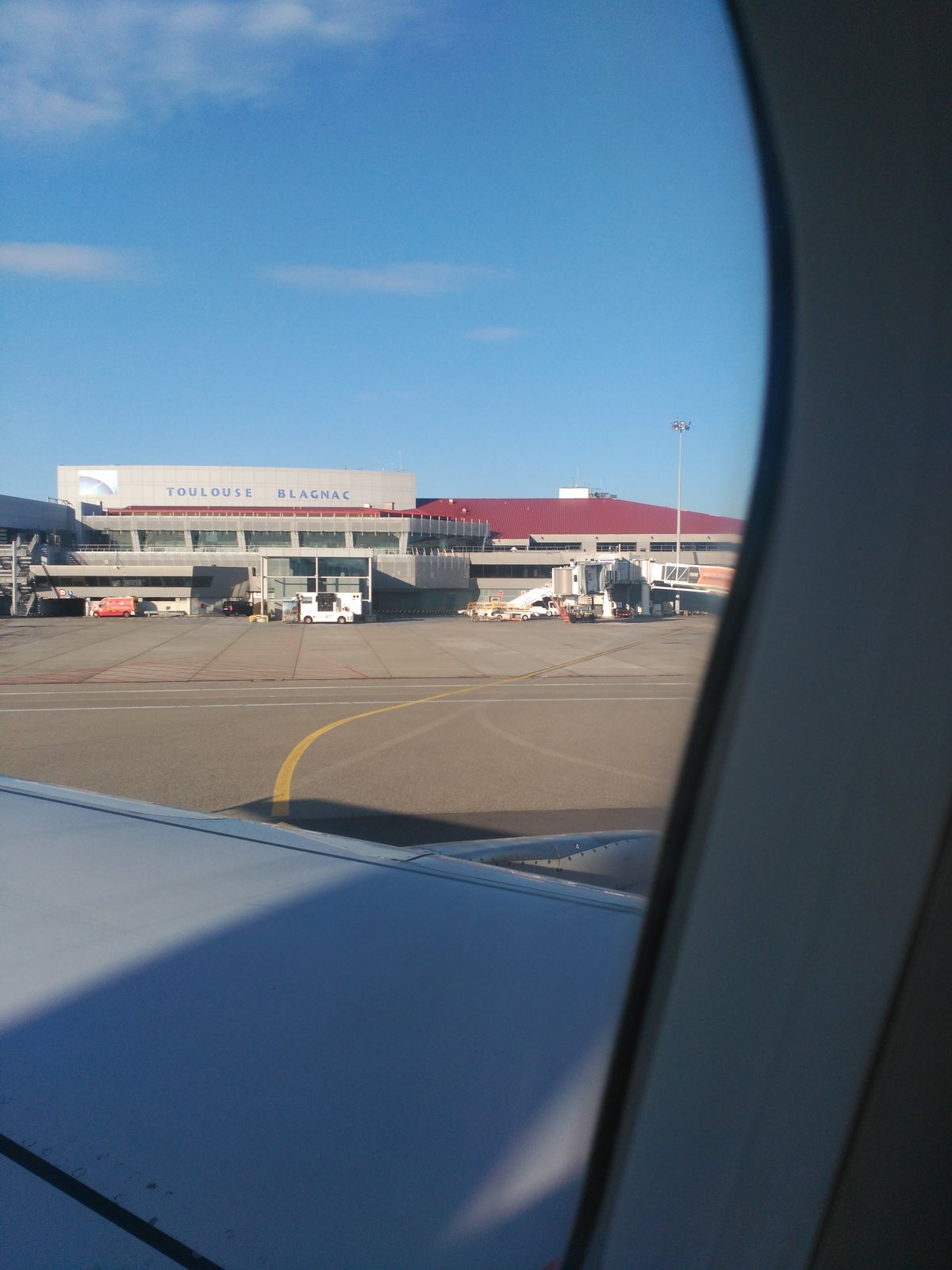 Terminal de l’aéroport Toulouse-Blagnac vu depuis un avion