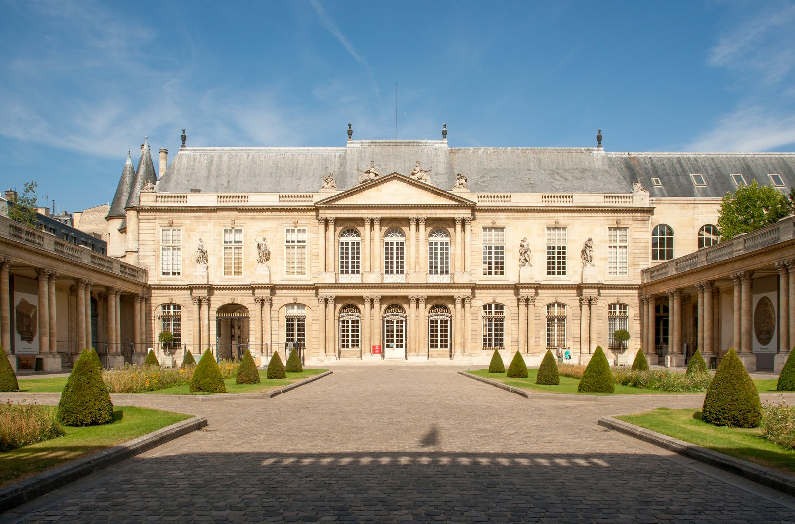 La façade et la cour d’honneur de l’hôtel de Soubise, siège historique des Archives nationales, à Paris
