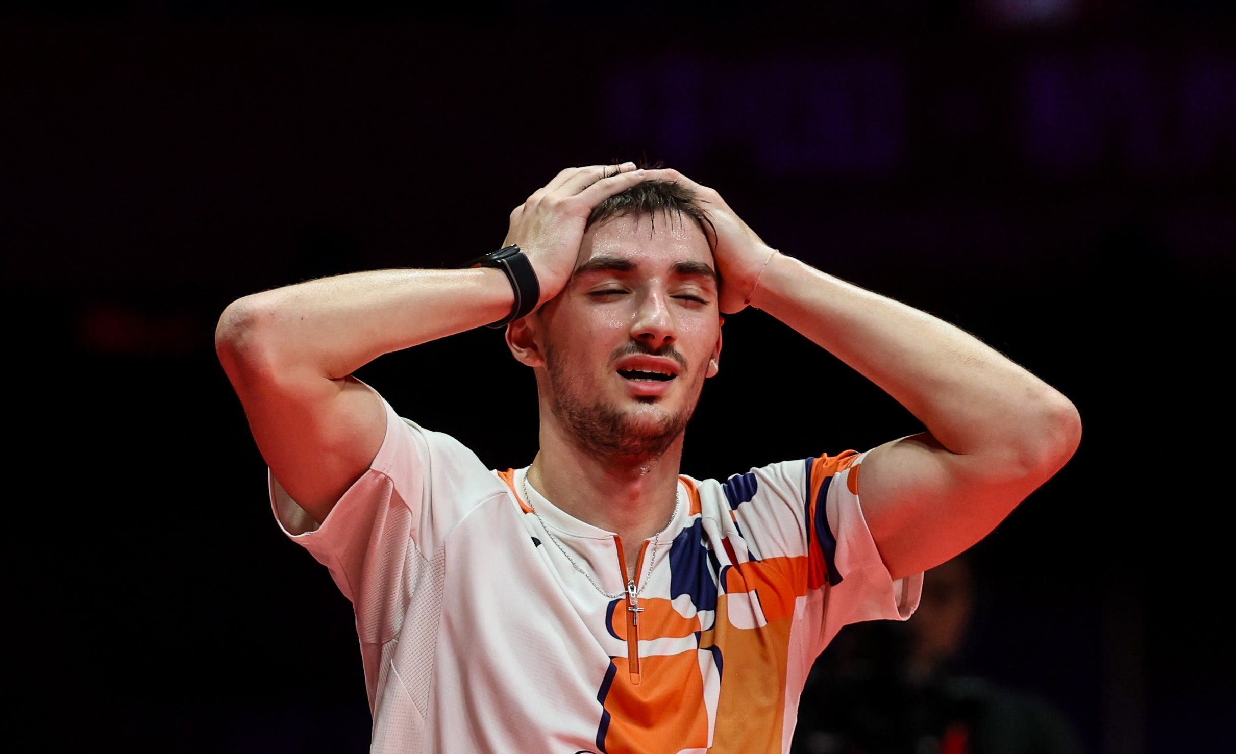 Christo Popov, les deux mains sur la tête, bouche ouverte, l’air incrédule sur un court de badminton