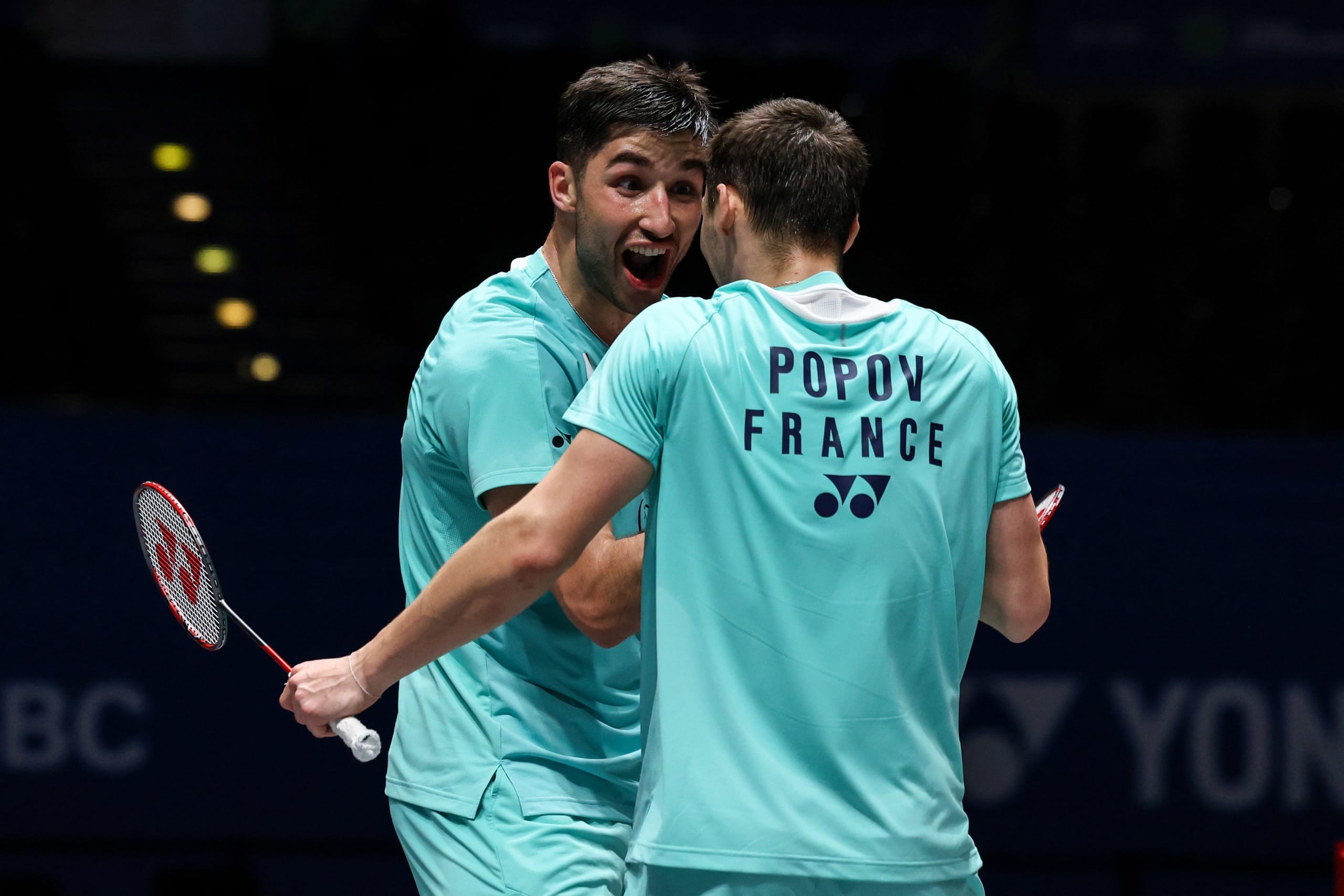 Christo et Toma Junior Popov, en maillots turquoise, se tapent dans la main en souriant