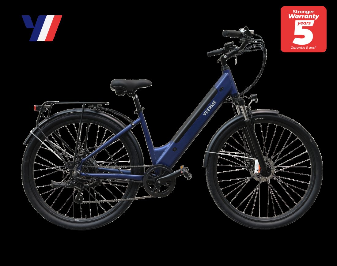 Vélo électrique de ville bleu marine à cadre bas, sur fond noir, avec un petit drapeau français
