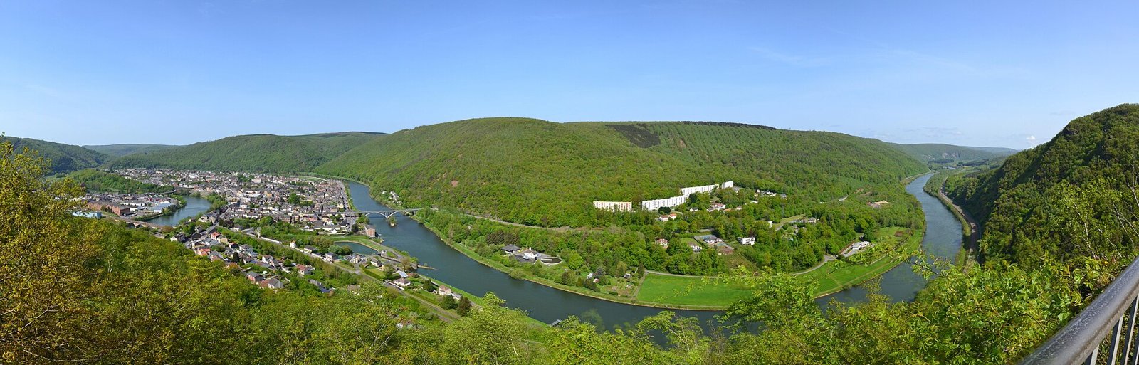 Panorama de la Meuse à Revin, rivière sinueuse entre des collines couvertes de forêts