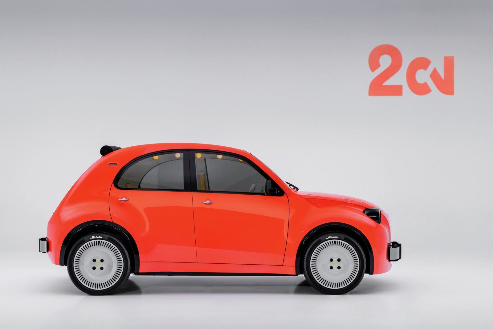 La Citroën 2 CV Concept orange vue de profil sur fond blanc