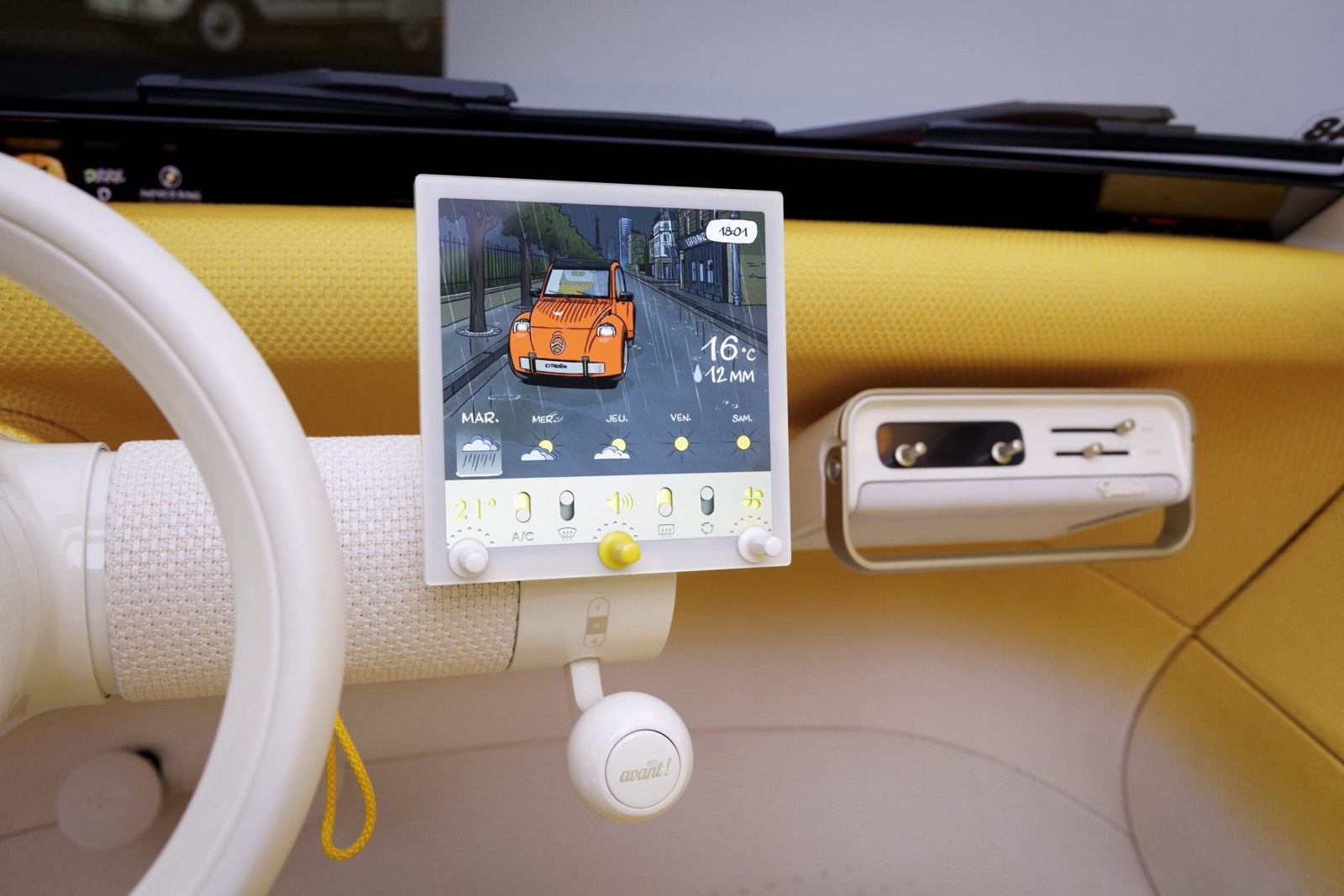 L’intérieur de la 2 CV Concept avec son volant monobranche crème, son écran carré et sa radio amovible