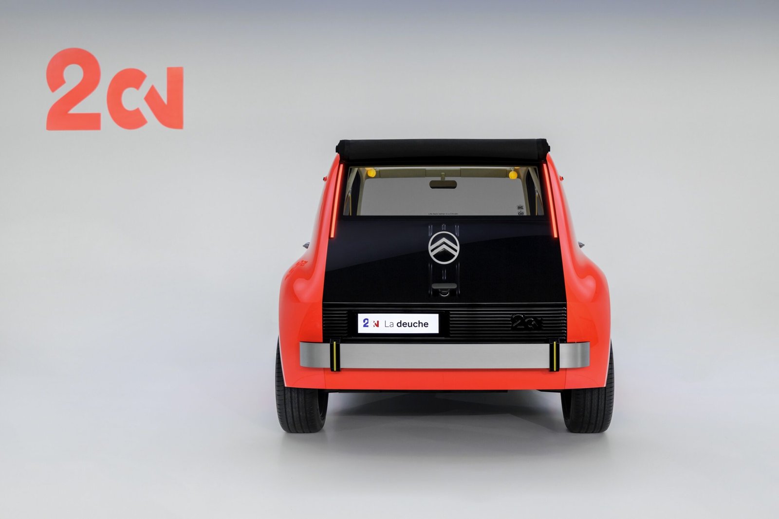 L’arrière de la 2 CV Concept, avec son hayon noir et ses feux verticaux de part et d’autre de la lunette