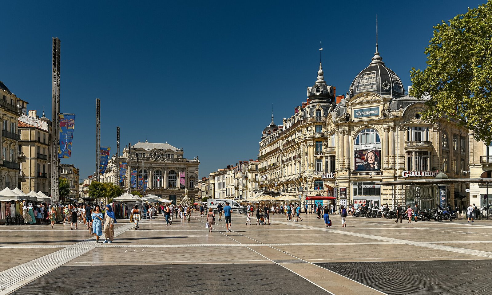 Place de la Comédie sous un ciel clair