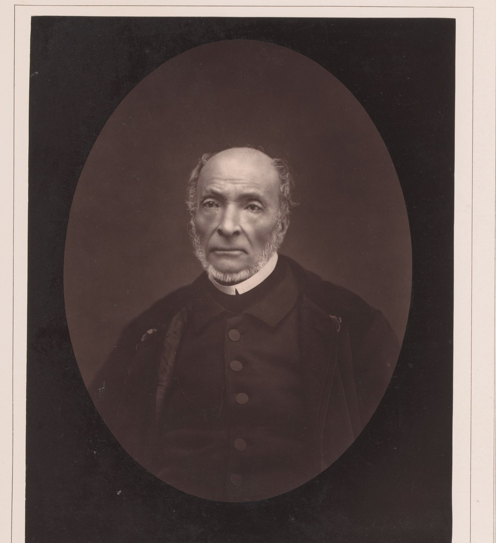 Portrait photographique ancien en ovale de Victor Schœlcher âgé, chauve aux favoris blancs, en redingote sombre boutonnée