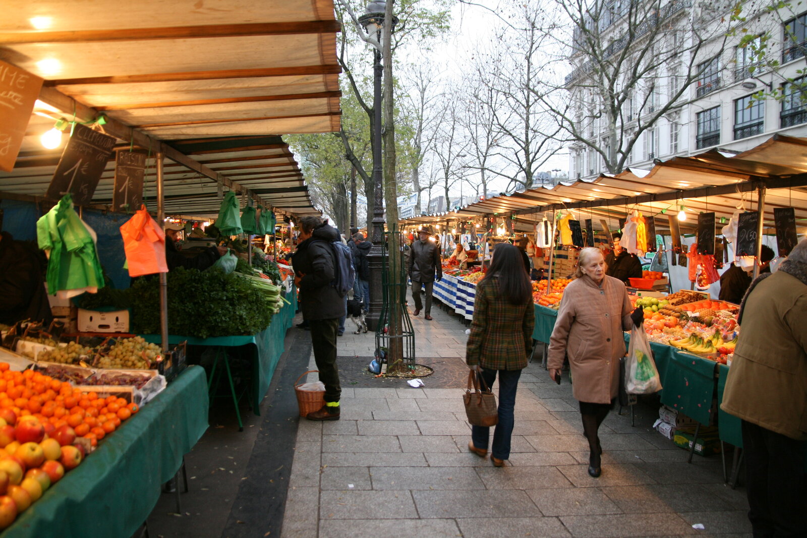 Clients et commerçants dans l’allée du marché Bastille à Paris
