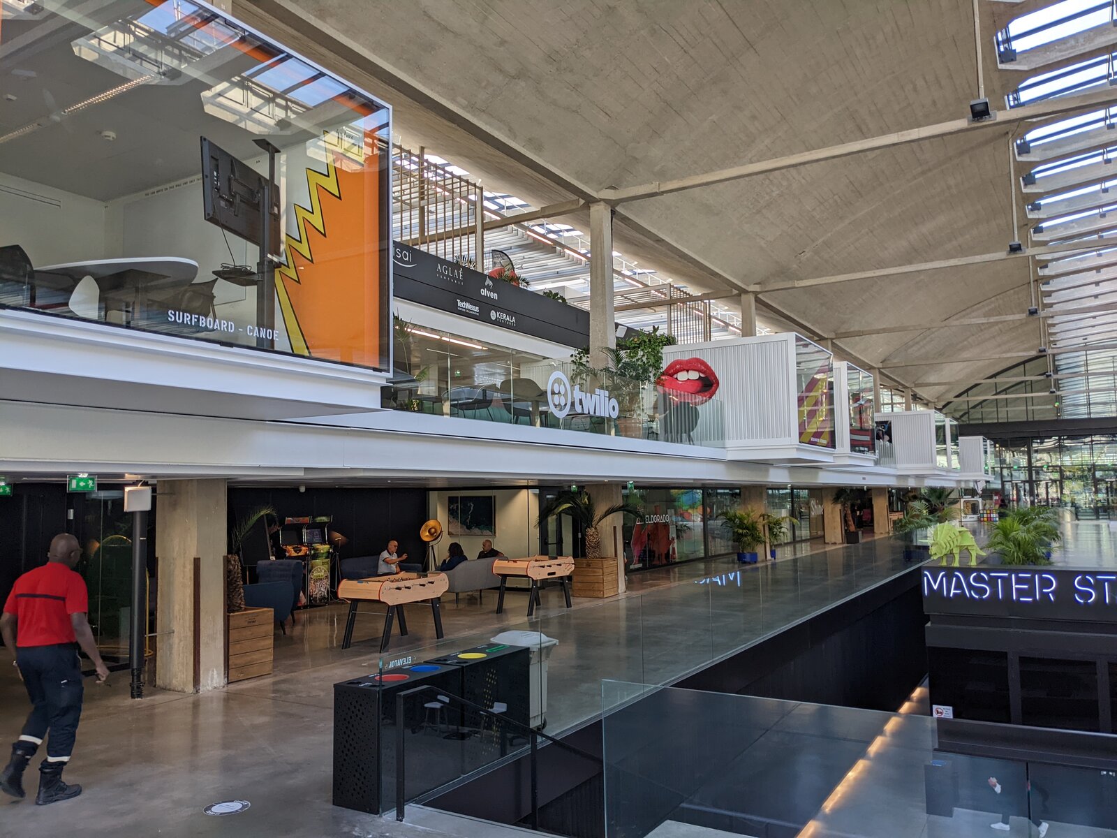 Allées et bureaux vitrés à l’intérieur de Station F à Paris