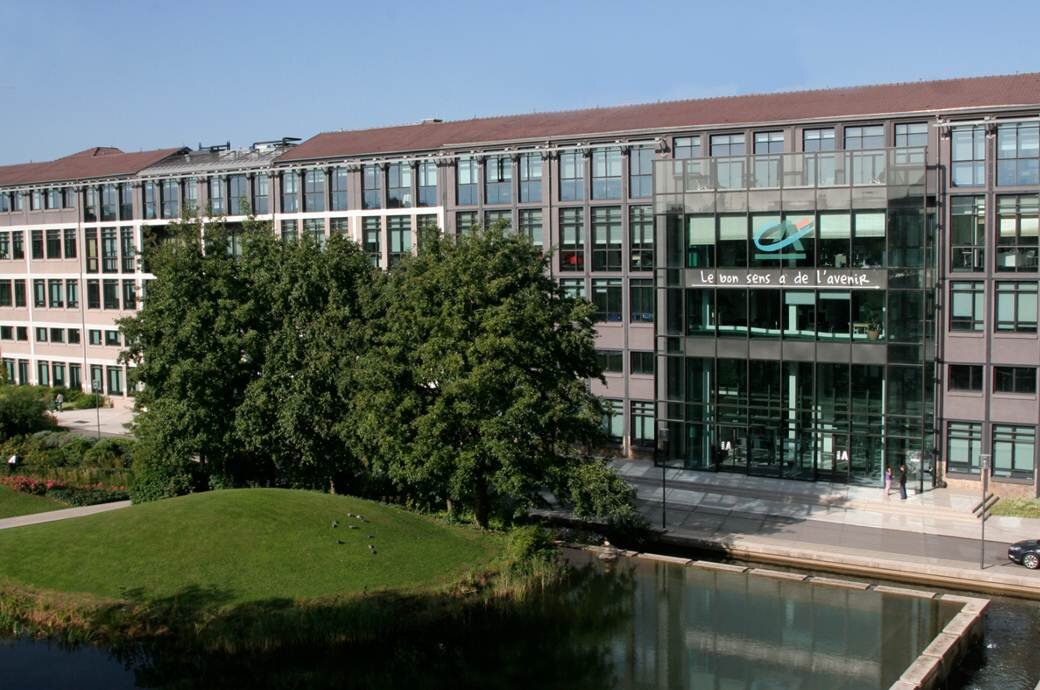 Le campus Evergreen du Crédit Agricole, bâtiments modernes entourés d’espaces verts