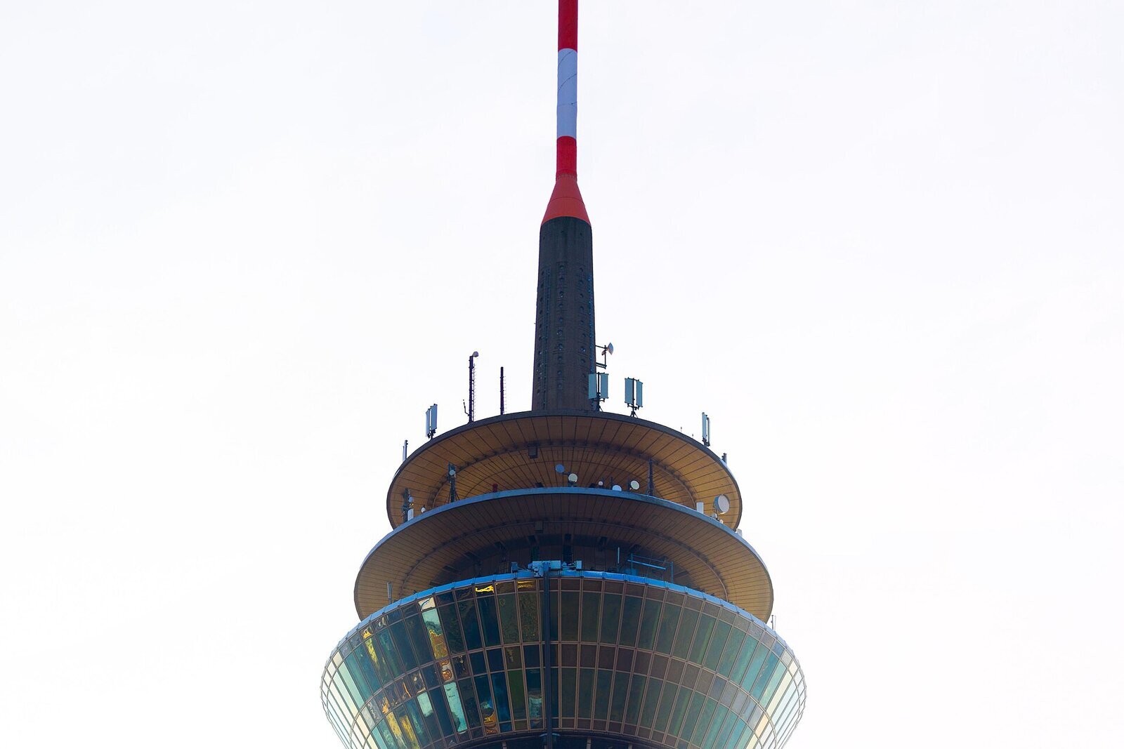 Le Rheinturm de Düsseldorf dominant le ciel de la ville