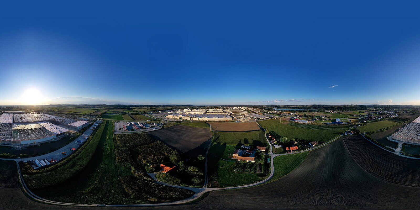 Usine BMW de Dingolfing, bâtiments industriels et parkings vus du ciel