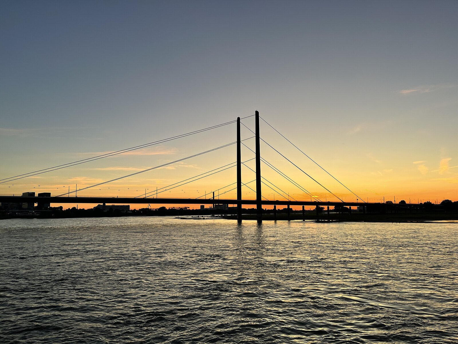 La Rheinkniebrücke de Düsseldorf au-dessus du Rhin, avec la ville en arrière-plan