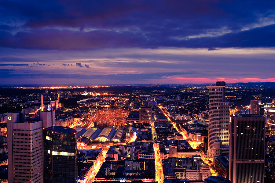 Skyline de Francfort de nuit, gratte-ciel illuminés