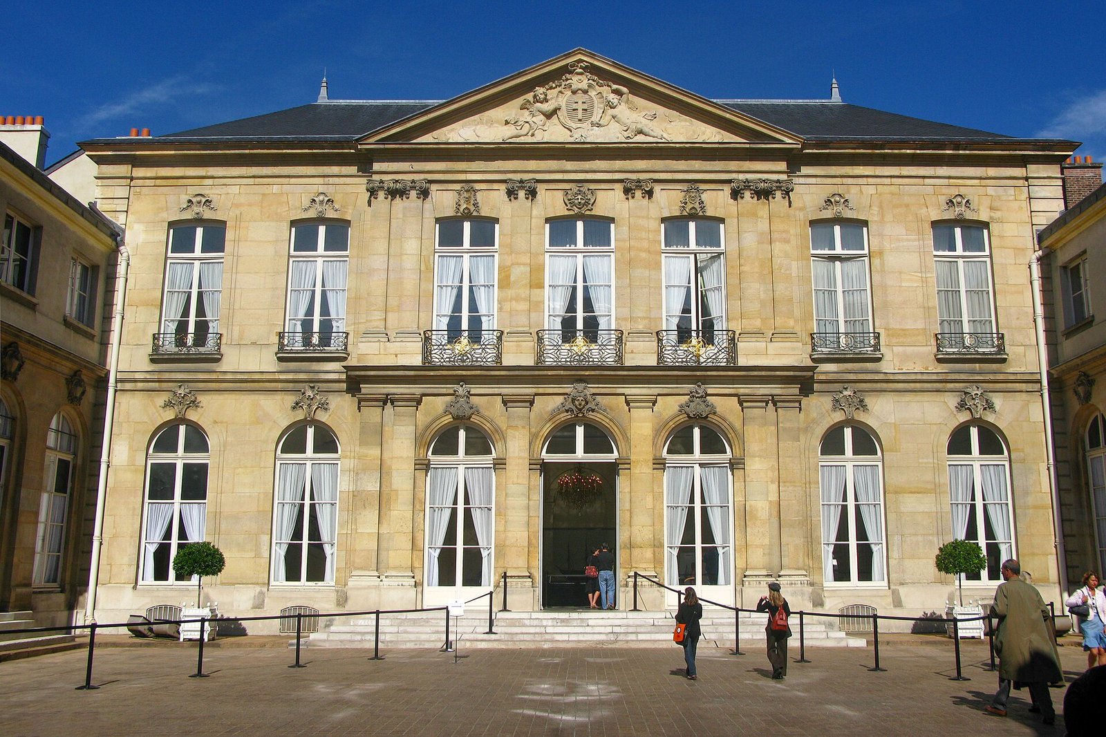 Façade de l’hôtel de Brienne, ministère des Armées à Paris