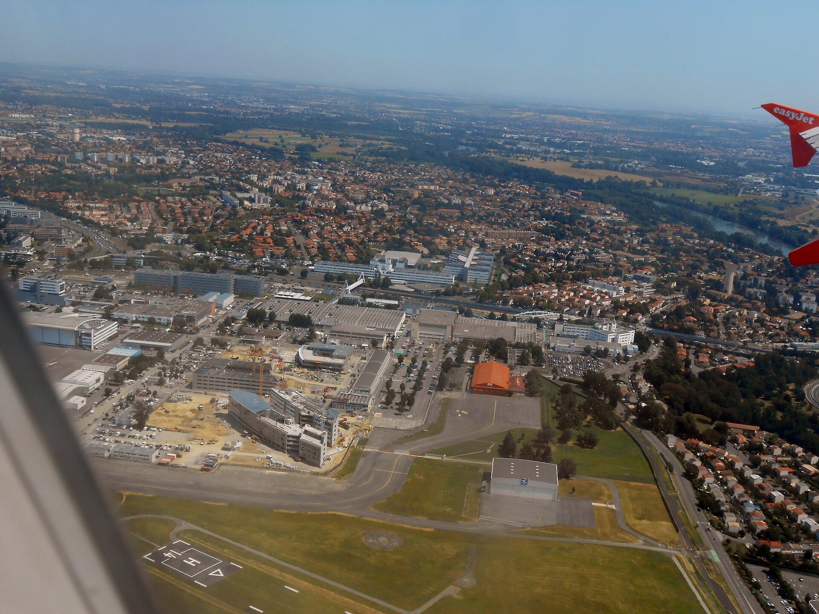 Vue aérienne de la zone aéronautique de Saint-Martin-du-Touch à Toulouse