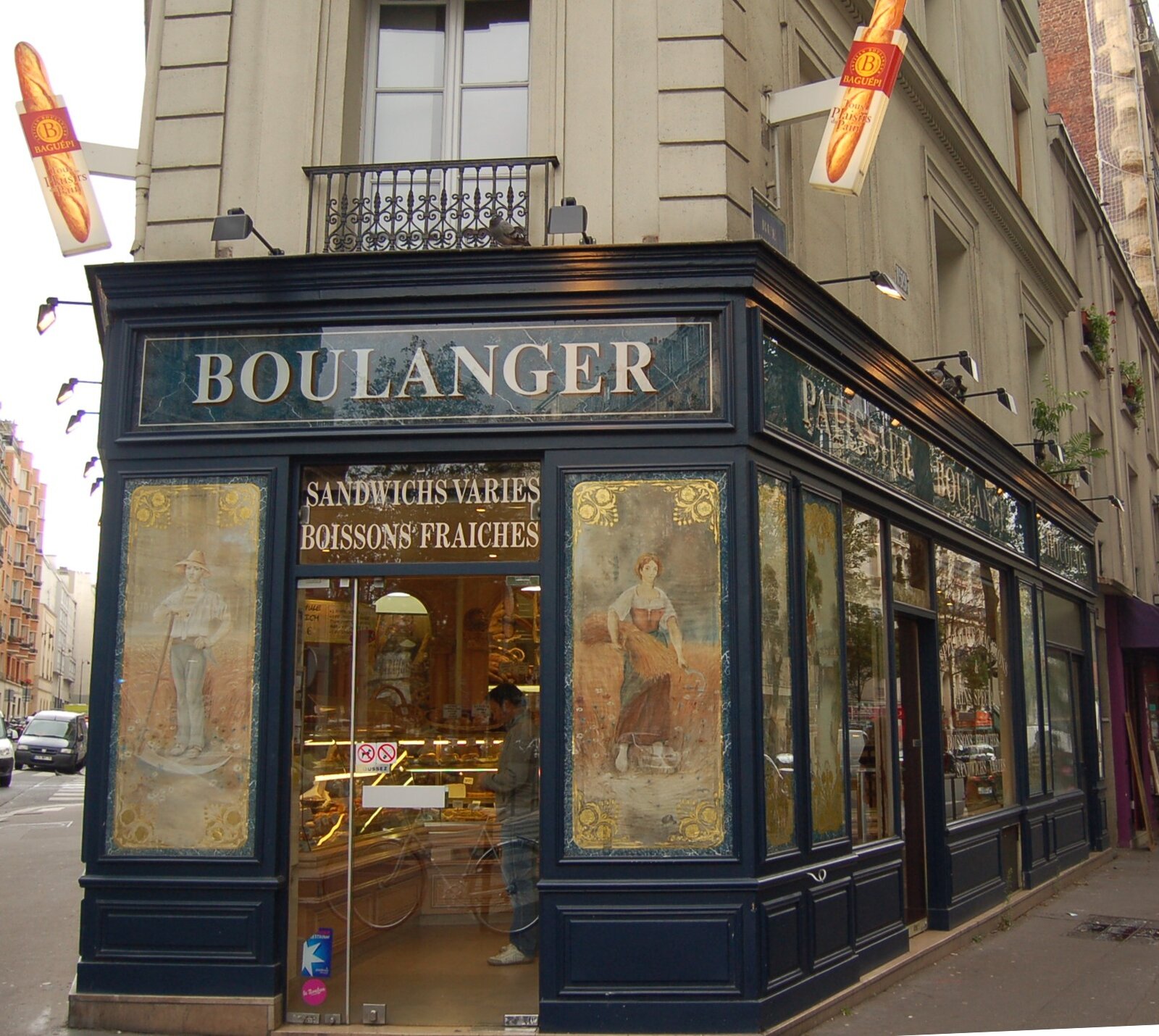 Devanture bleu nuit d’une boulangerie parisienne avec l’enseigne « Boulanger » en lettres dorées