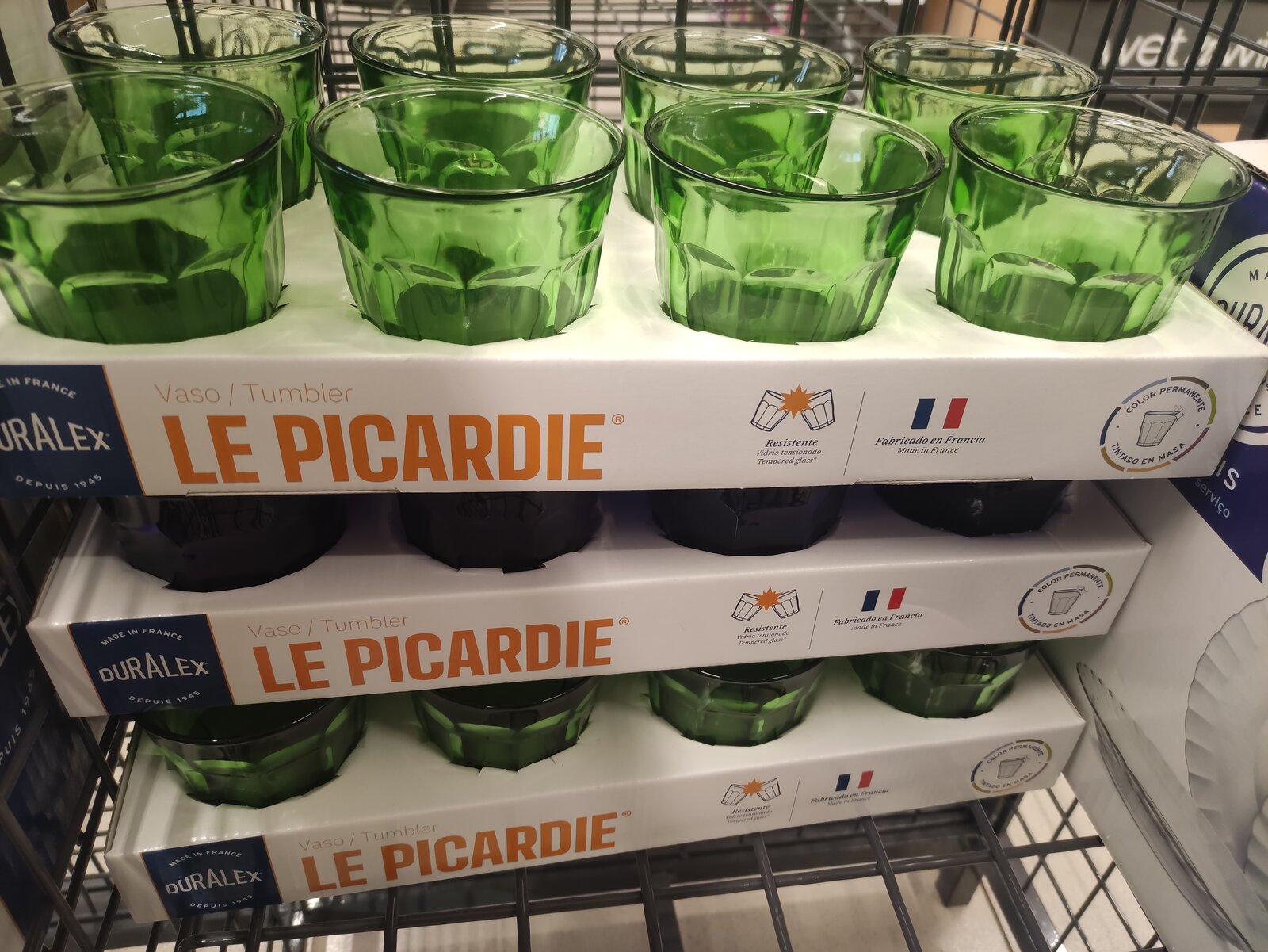 Des verres Picardie Duralex empilés dans un rayon de supermarché