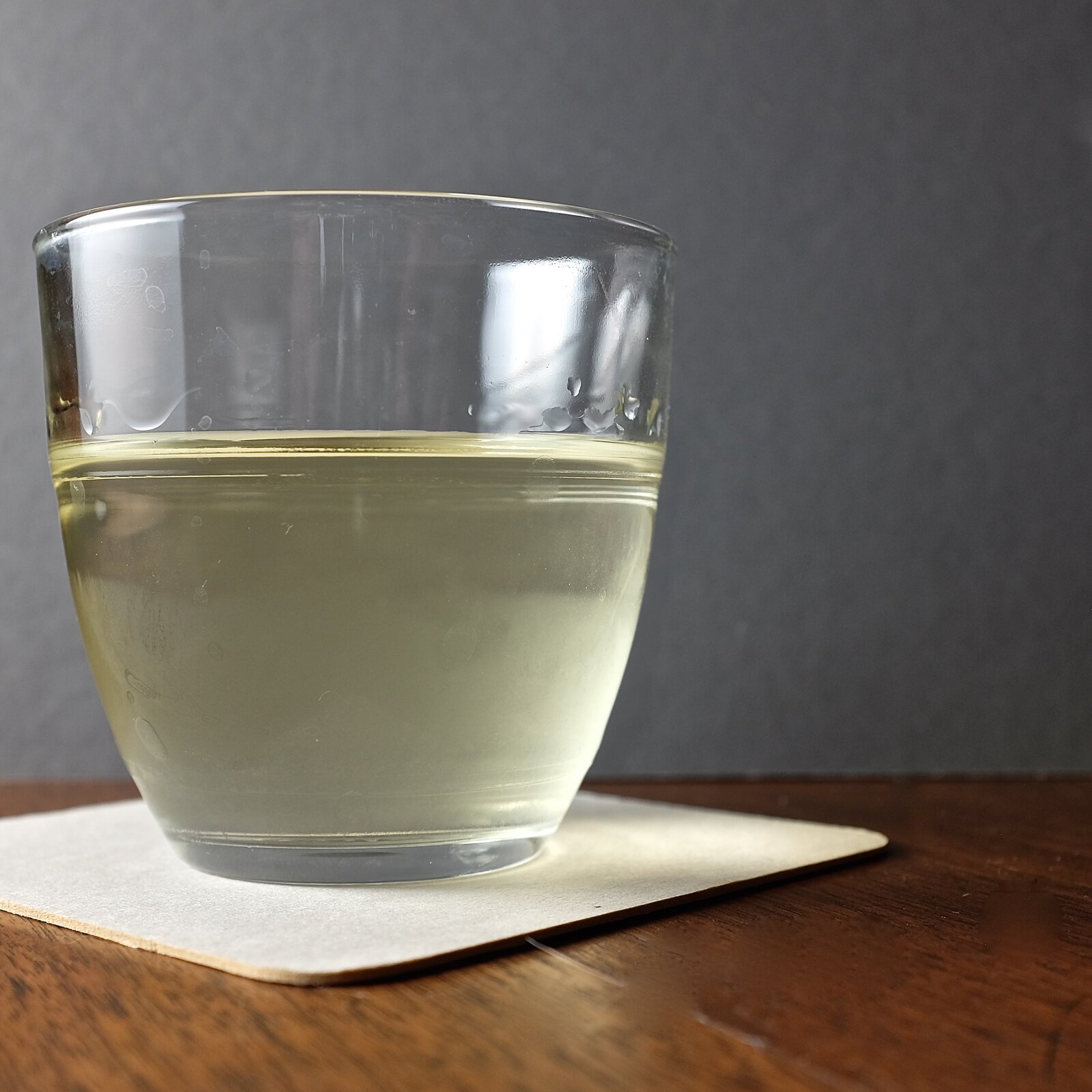 Un verre Gigogne Duralex vu de dessus, motifs circulaires
