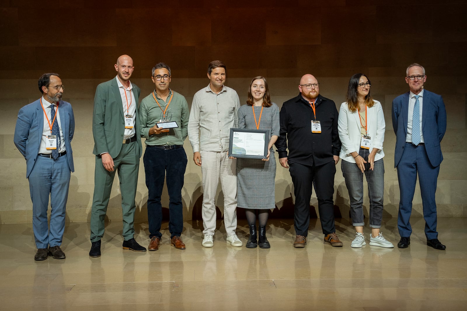 Huit lauréats sur scène, diplômes et trophée en main, lors des Rencontres de l’Ingénierie 2026