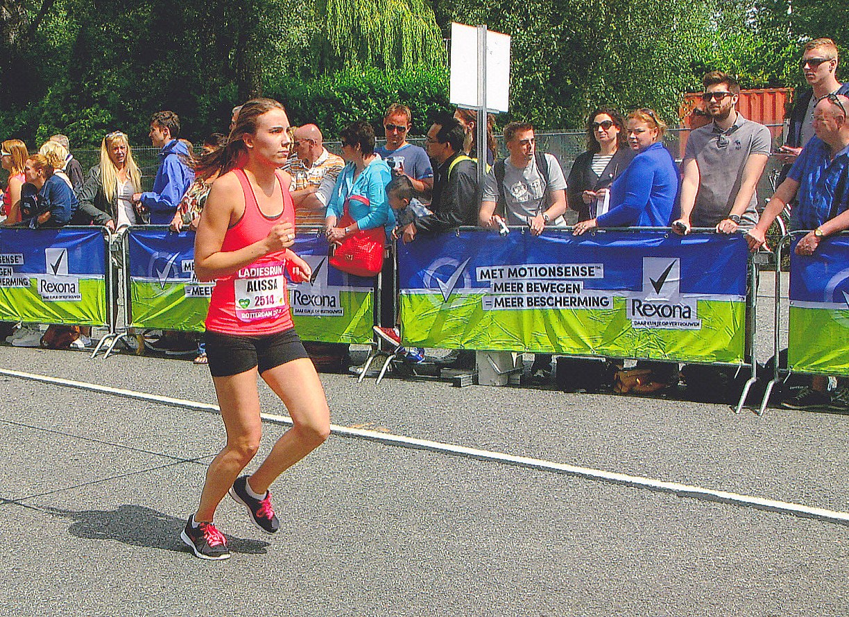 Coureuse sur route lors d’une course féminine