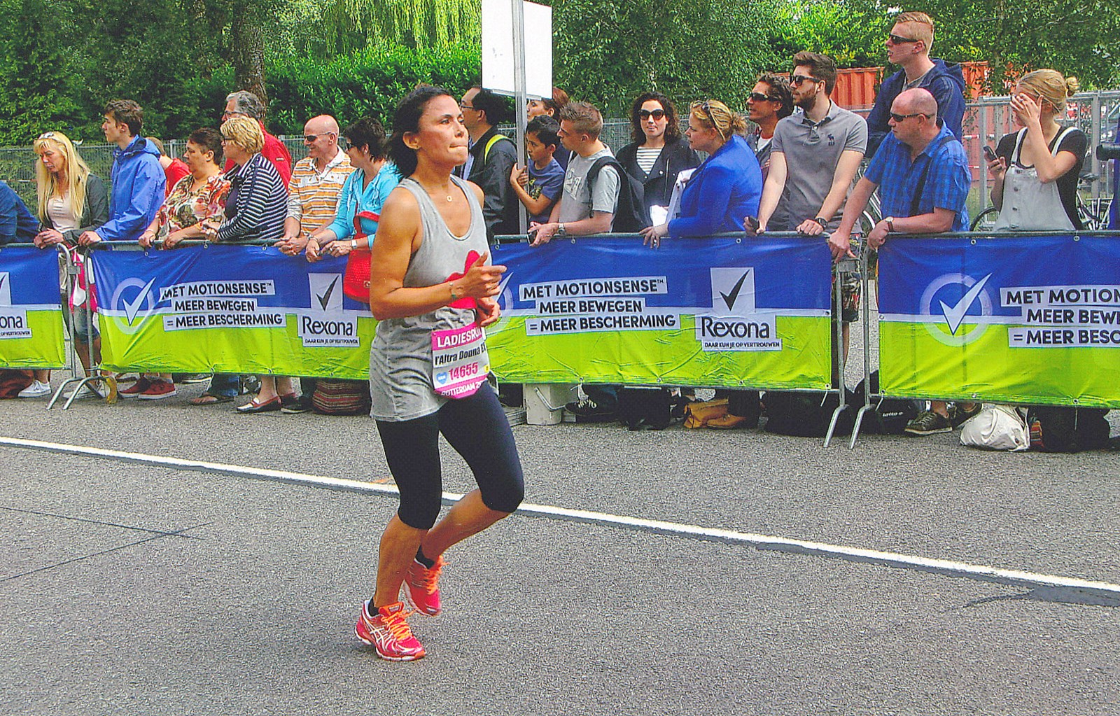 Athlète féminine en plein sprint
