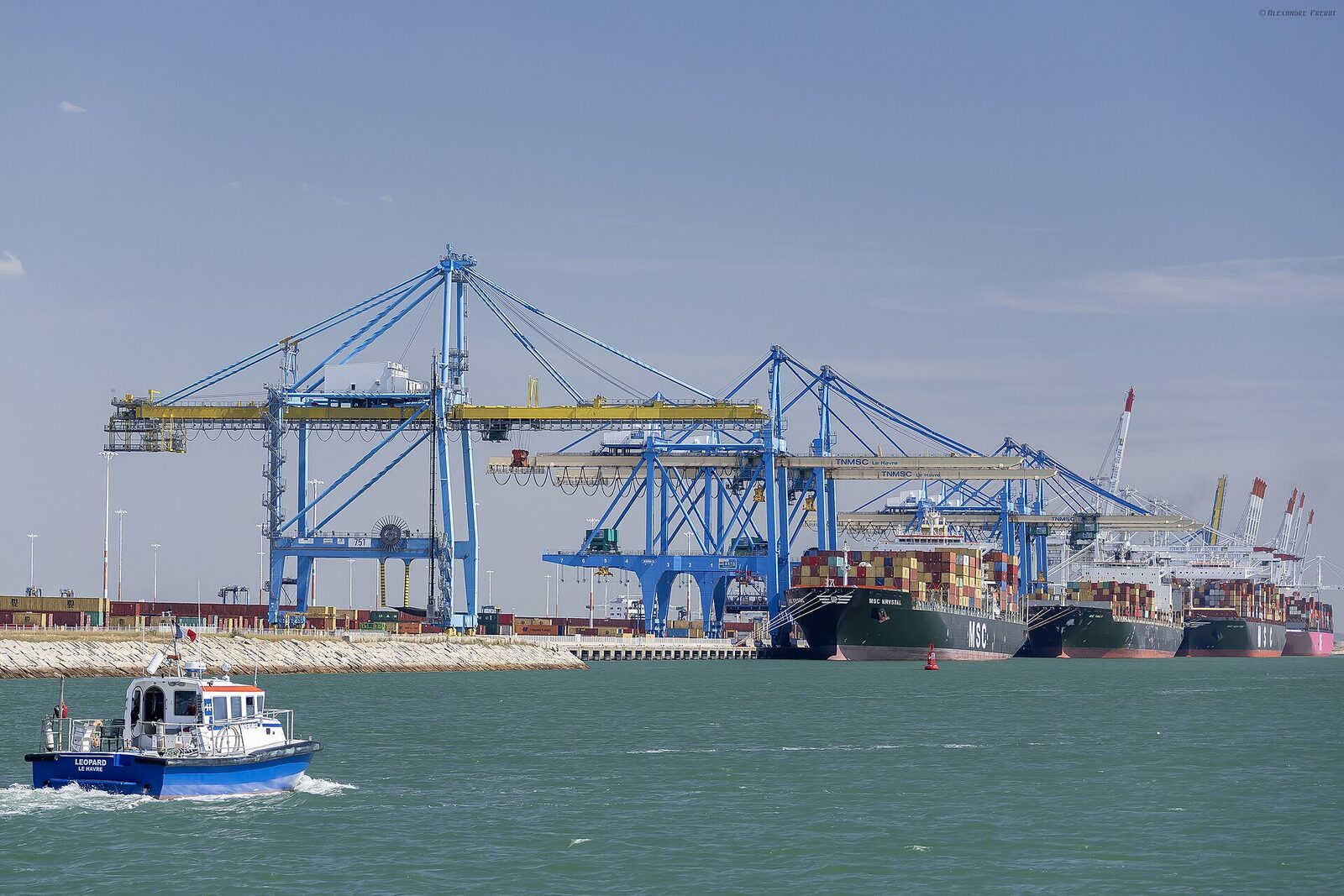 Les portiques du terminal Port 2000 au Havre, avec des porte-conteneurs à quai