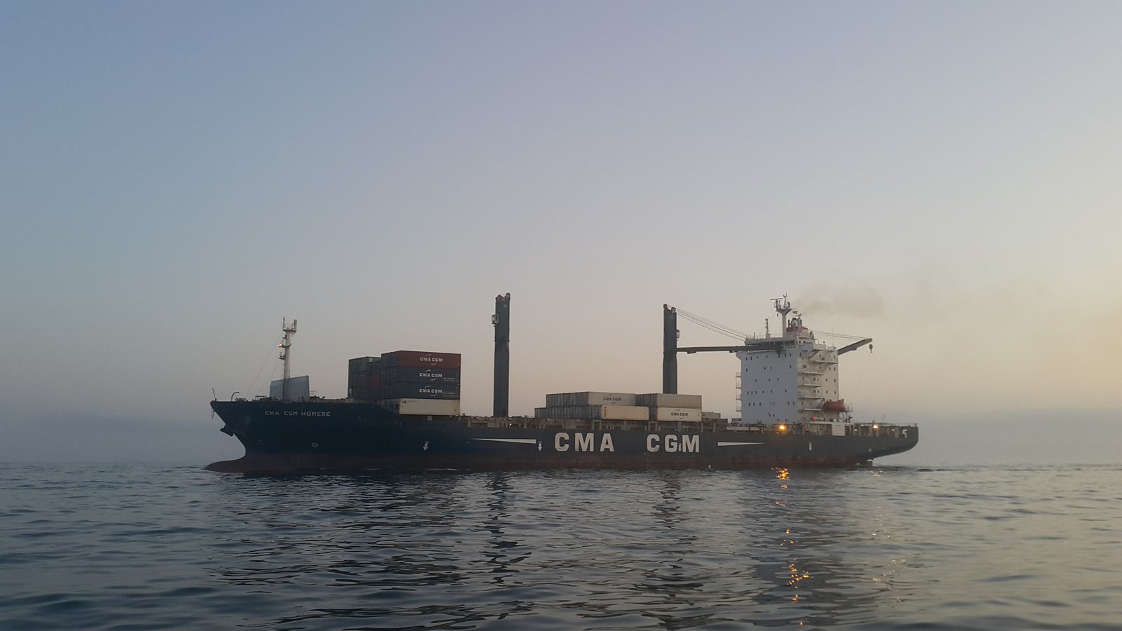 Porte-conteneurs CMA CGM Homère en mer