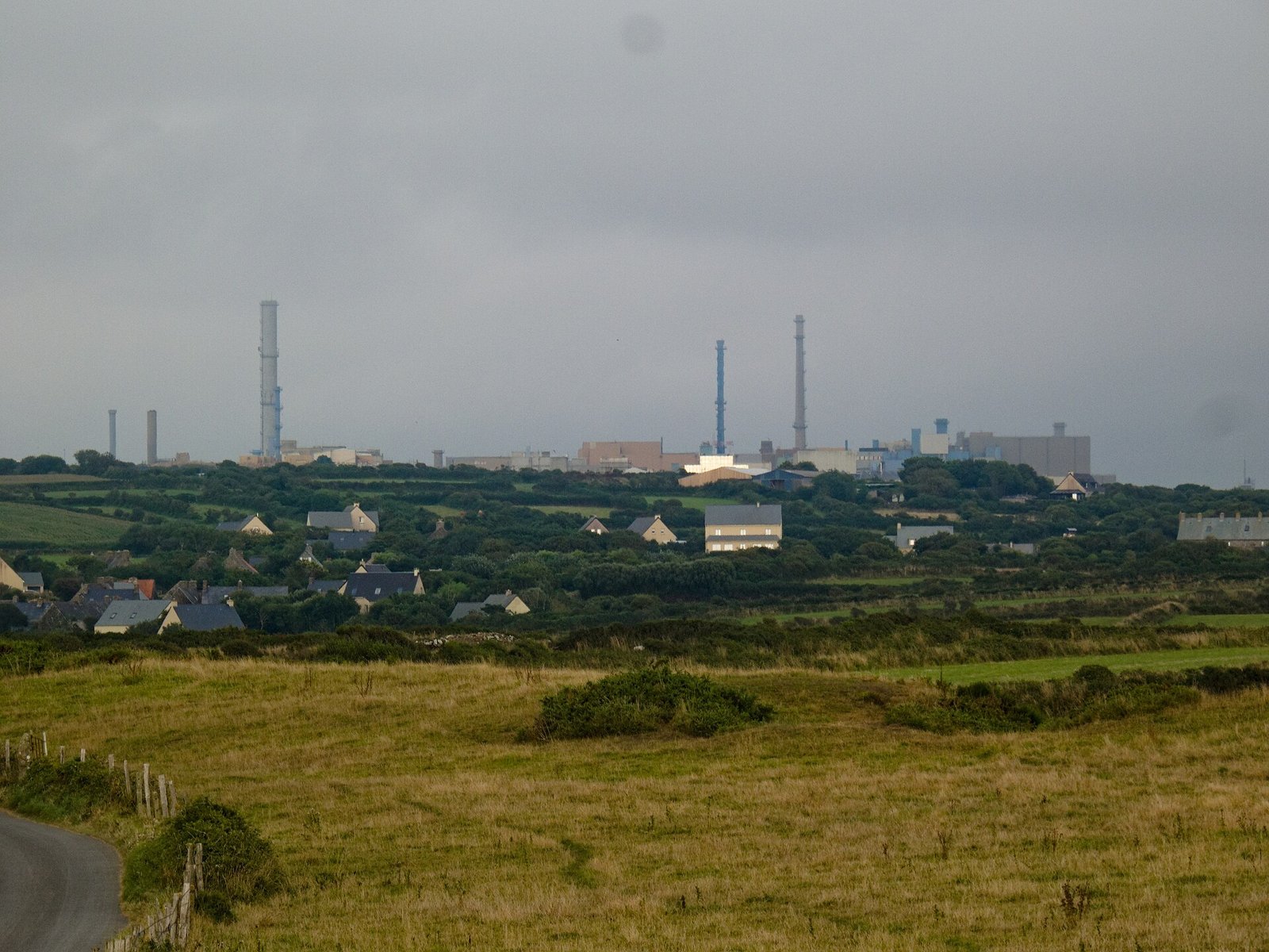 Les cheminées de l’usine Orano de La Hague au-dessus de la lande du Cotentin
