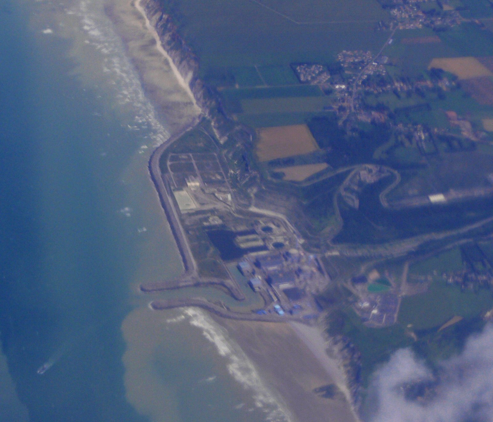 Vue aérienne de la centrale nucléaire de Penly au bord de la Manche