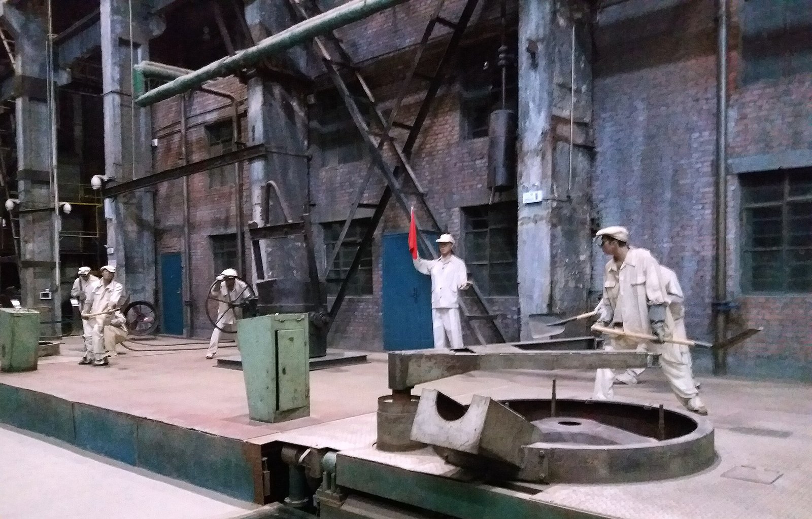 Intérieur d’un musée industriel avec machines
