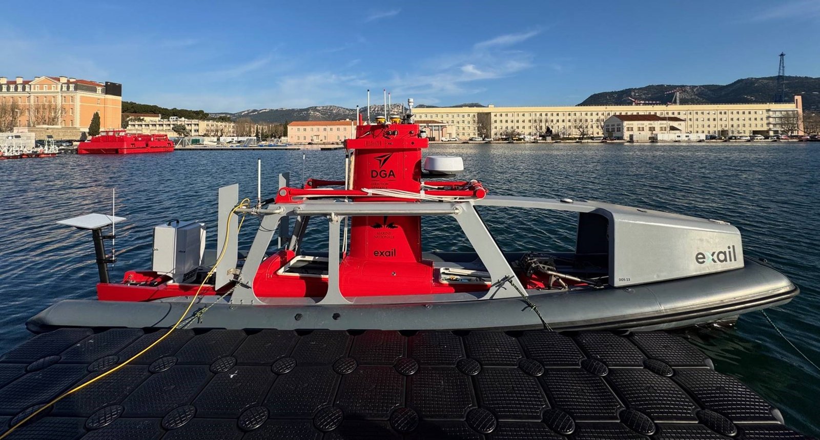 Drone DriX posé dans son berceau de déploiement flottant, dans le port de Toulon