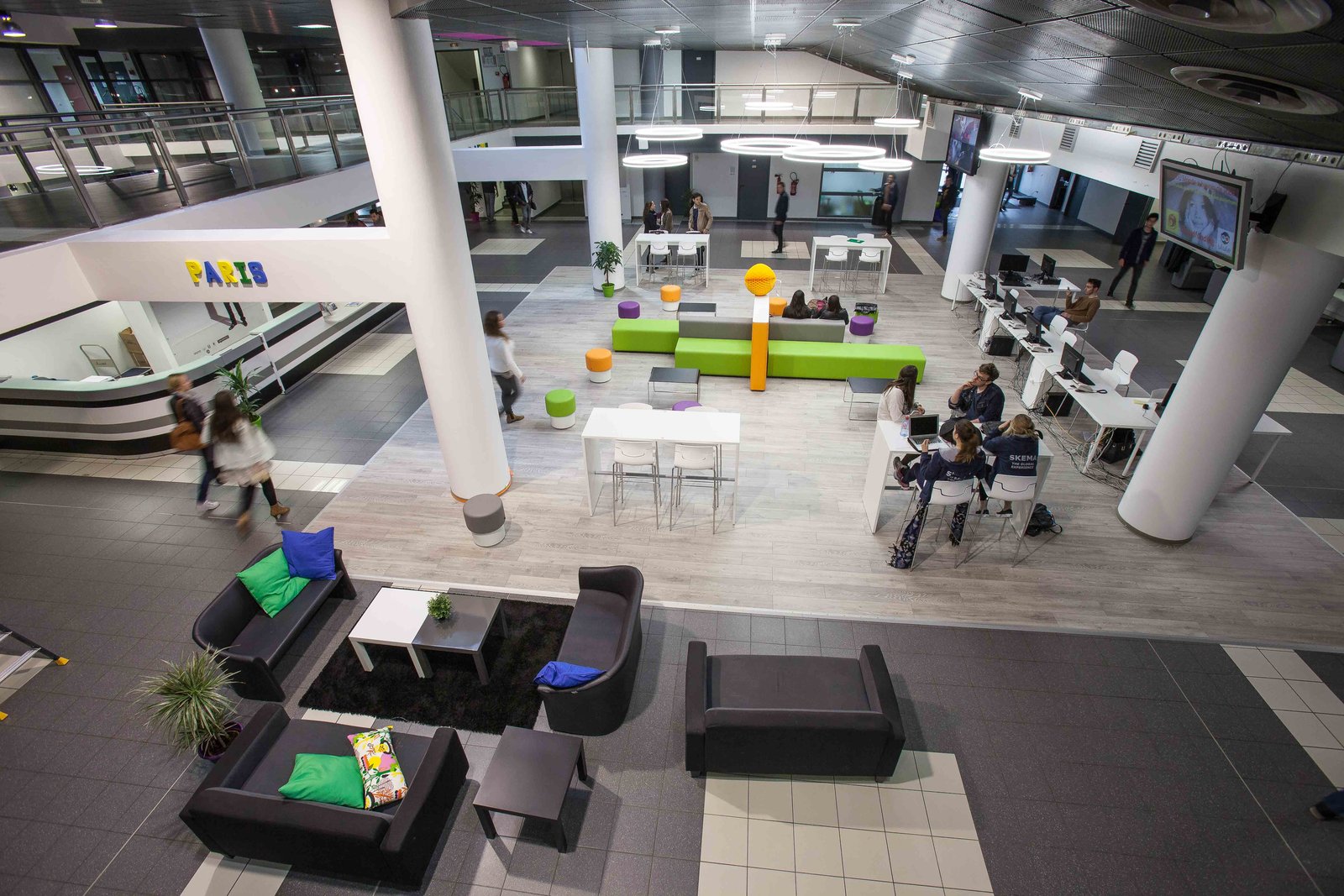 Étudiants et passants devant le campus de SKEMA Business School à Euralille