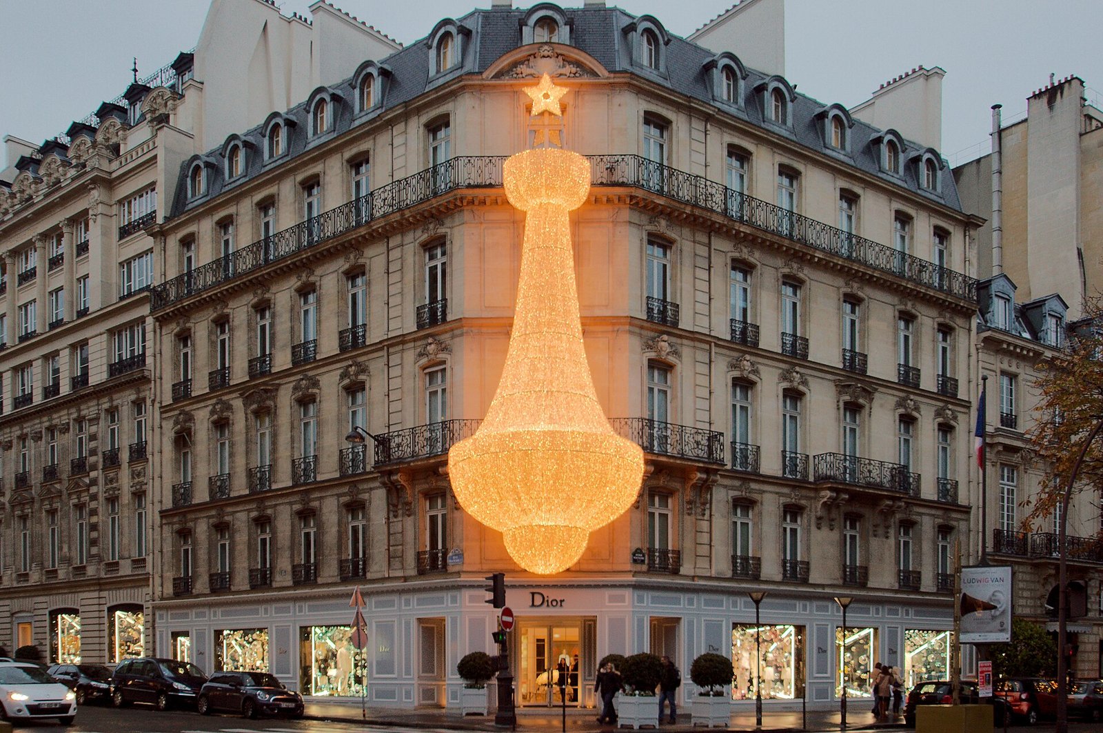 Façade de la maison Christian Dior au 30 avenue Montaigne, à Paris