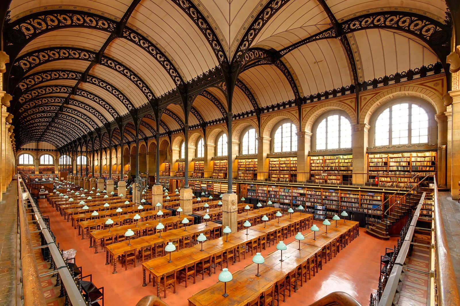 Salle de lecture de la bibliothèque Sainte-Geneviève, à Paris