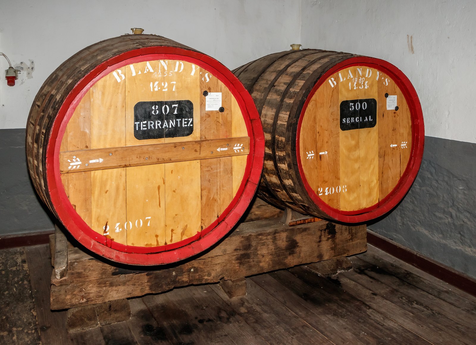 Deux grands fûts de bois cerclés de rouge marqués Blandy’s, l’un Terrantez, l’autre Sercial